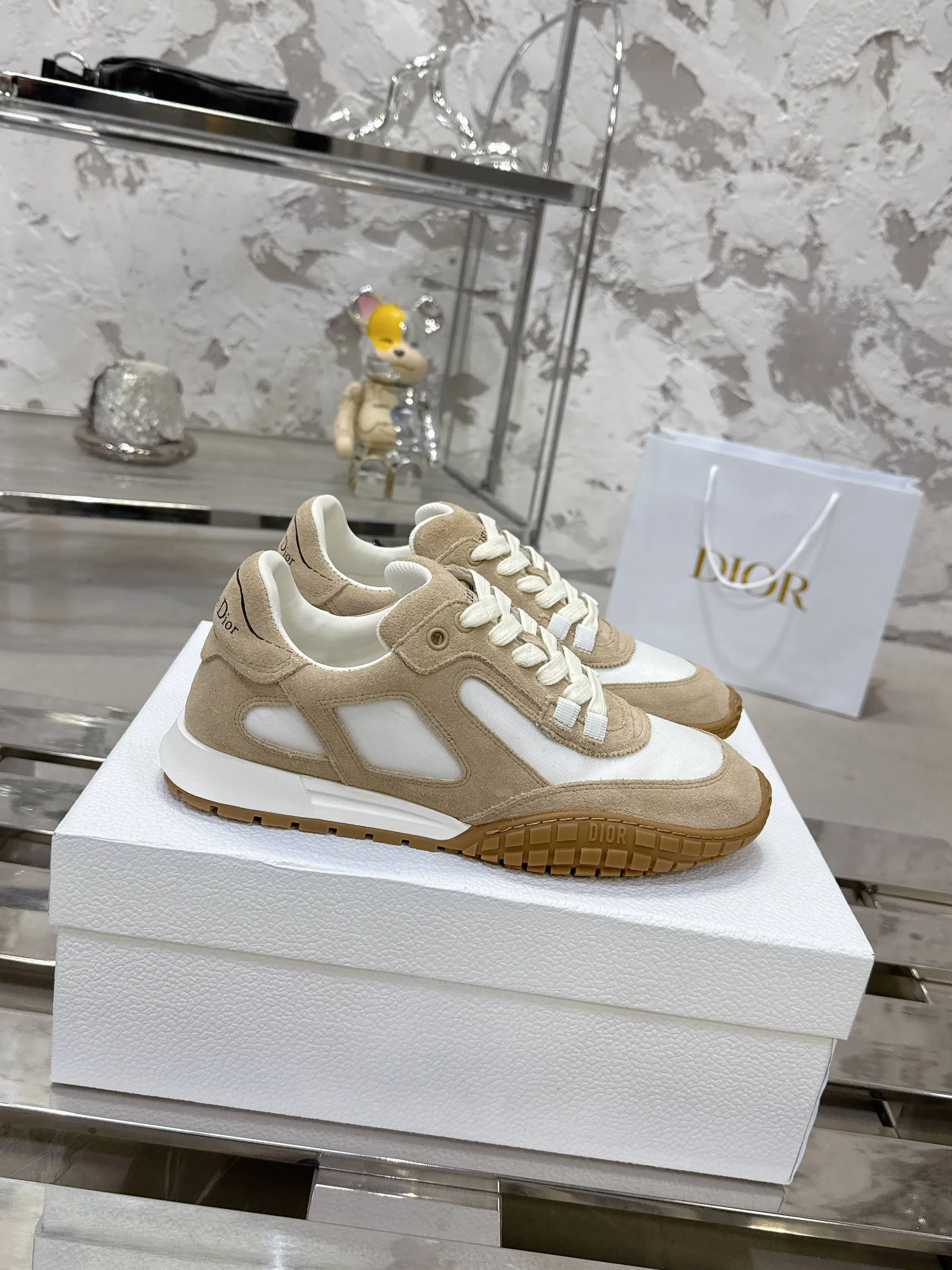 Factory price 640💰 Top version! ! ! Dior Tech sneakers Dior Tech is newly launched, with exquisite color matching and autumn and winter atmosphere. This Dior Tech sneaker is a new product in the 2026 early spring ready-to-wear series. It is equipped with fashionable details and highlights the retro aesthetics. Made of calfskin and suede calfskin upper with transparent mesh side panels and ChristianDior Paris signature on the heel and tongue. A textured, tonal Dior signature sole adds couture style. Upper material: Textile, cowhide split leather, cowhide leather with Christian Dior Paris logo on the heel and tongue Textured Dior logo rubber sole embellished with Christian Dior's lucky star symbol! Size 35-46 (40 for women, 41 for men, 38.45.46, custom made and non-refundable)